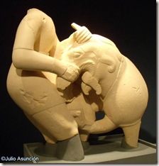 Lucha de guerrero y grifo - Museo de Jaén - conjunto escultórico de Porcuna