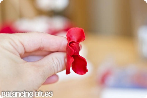 How to make small gumpaste roses (26)