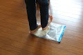 これをビニル袋に入れて踏みます