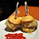 Mini cheeseburger. Viande excellente, avec la bonne texture et une cuisson réussie... super !