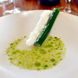 Couteau entouré dune gelée au persil, neige de raifort, jus de moule