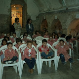 Niños observan vídeo con actividades de Colombicultura