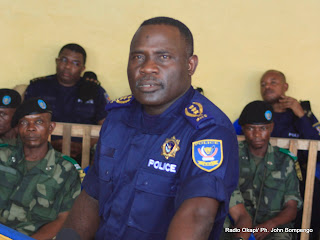 Le général John numbi de la Police Nationale Congolaise répond aux questions des juges militaires ce 27/01/2011 à la prison centrale de makala à Kinshasa, lors du procès chebeya. Radio Okapi / Ph. John Bompengo