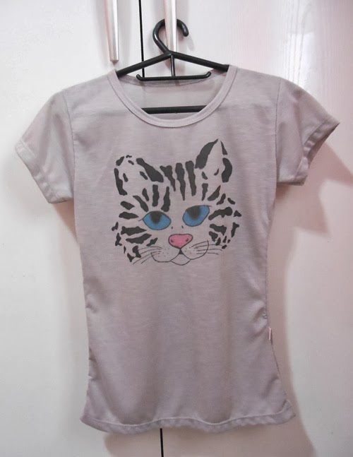 diy-customizando-camiseta-caneta-tecido-gato-3.jpg