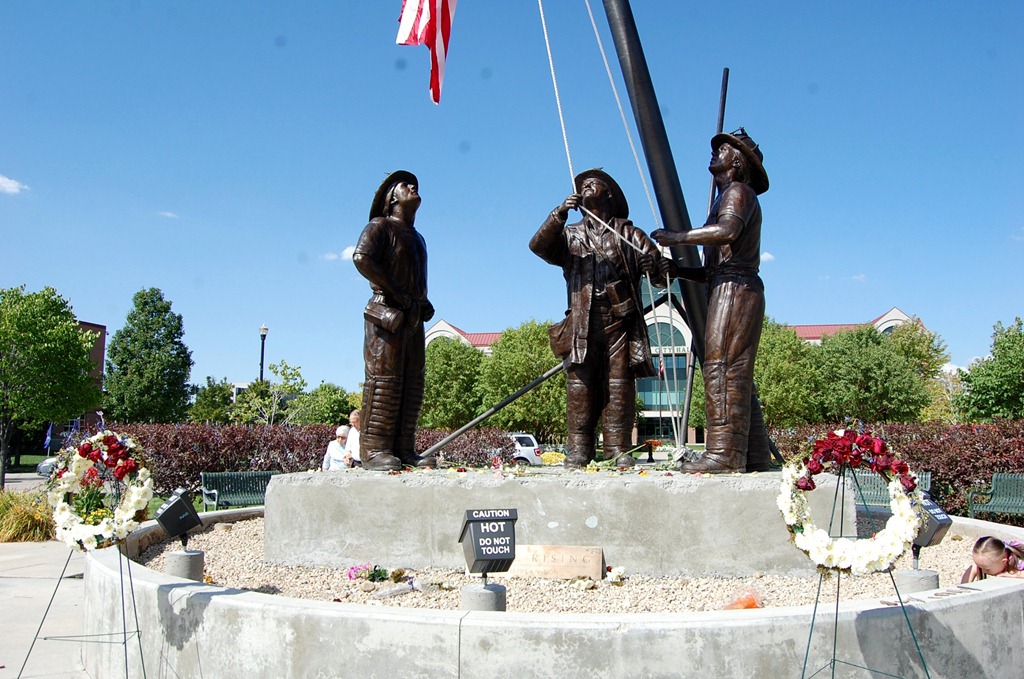 [memorialstatues49.jpg]
