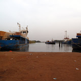 Pour aller en Casamance, nous devons traverser la Gambie et son fleuve. Ici au passage du bac.