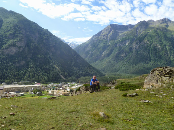 Yuri Berezhnoi et la Vallée de l'Azau près d'Elbruz (Kabardino-Balkarie), 9 août 2014. Photo : J. Marquet