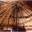 Construction d'un toit de case traditionnelle en paille
