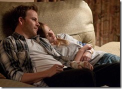 pareja-recostada-en-sillon-viendo-pelicula pareja-recostada-en-sillon-viendo-pelicula