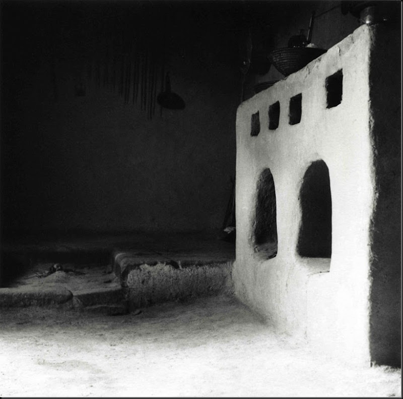 © Ugo Pellis-Museo delle Culture, Lugano, Switzerland. - Sa vorrèdda gun-ifožìbis i forrèddus (focolare a terra e alto) - Usellus - 2 Giugno 1934 © Ugo Pellis-Museo delle Culture, Lugano, Switzerland. - Sa vorrèdda gun-ifožìbis i forrèddus (focolare a terra e alto) - Usellus - 2 Giugno 1934