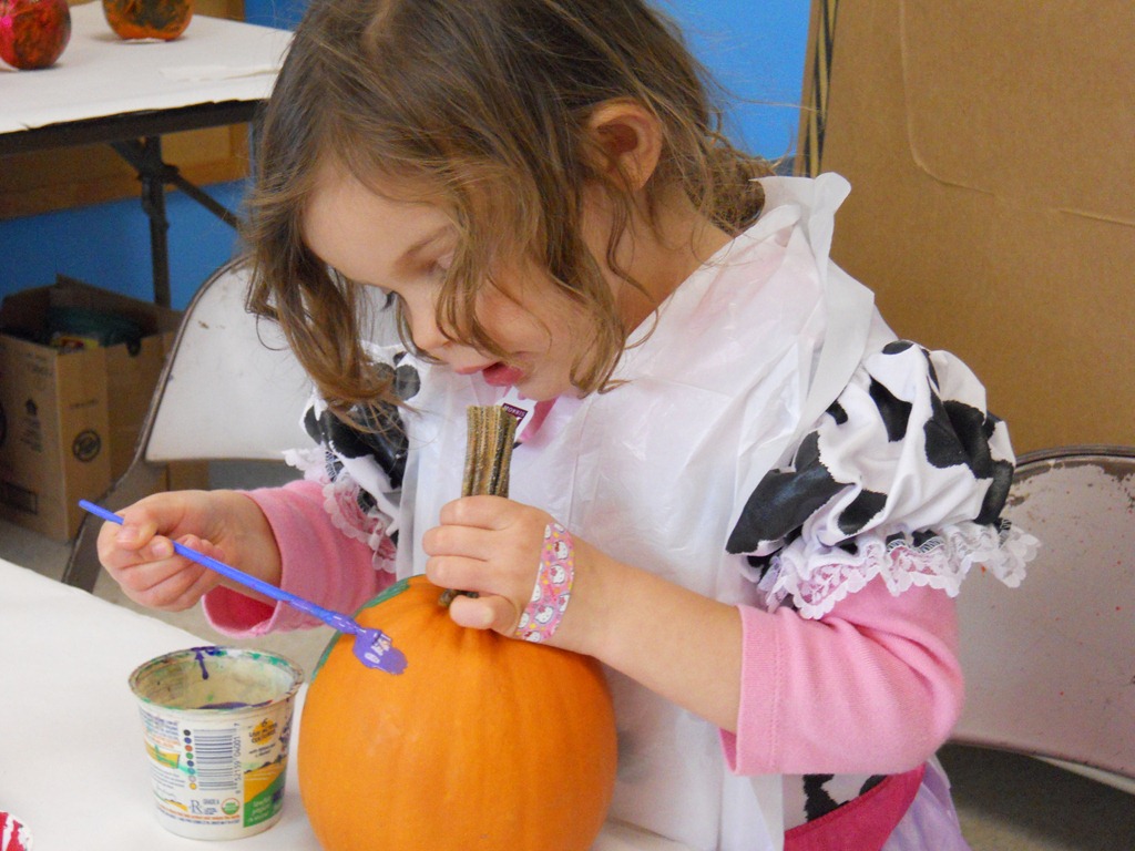 [HalloweenFesival%2520girl%2520painting%2520pumpkin%255B4%255D.jpg]