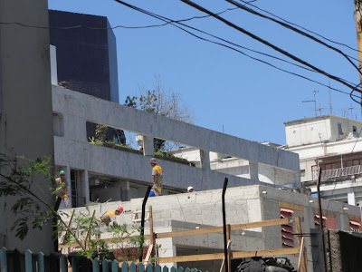 Construção anexa aos fundos do prédio