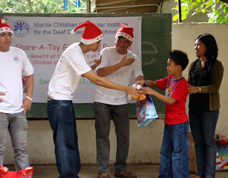 Kurt Patrick gives fruits to the deaf kid.