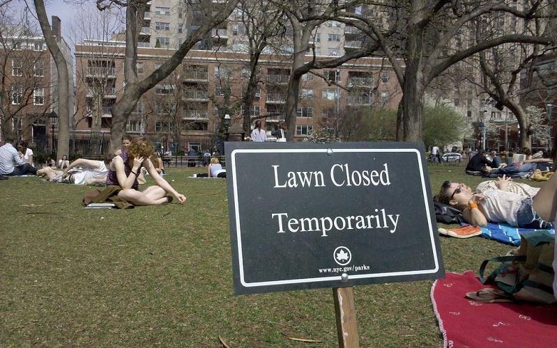 [new-yorkers-sitting-in-park-stay-off-grass-sign-799x500%255B5%255D.jpg]