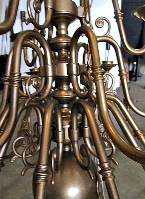 Brass Chandelier S Makeover At The Picket Fence But As Anyone Who Has Tried To Spray Paint Something Round Will Tell You There Is Just No Way Avoid Those Drip Marks See That One On The Left