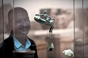 Xabier Llovera, director del Museu d'Arqueologia de Catalunya, admira el 'Falo de Sasamón', extraordinaria pieza de bronce y con supuestos poderes contra el mal de ojo Xabier Llovera, director del Museu d'Arqueologia de Catalunya, admira el 'Falo de Sasamón', extraordinaria pieza de bronce y con supuestos poderes contra el mal de ojo