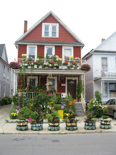 Not far from Urban Roots is this charming house. These gardeners obviously take so much pleasure in it, you can't help but catch the fever when you see it.