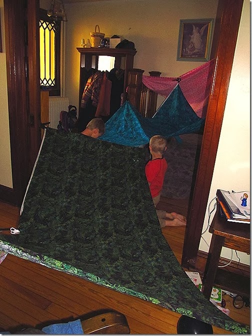 Make your kids a fort kit for Christmas!  Tutorial at Homeschooling Heart & Minds