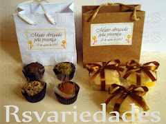 Mini-sacolinha
    : R$1,80 (min. 30 unids).
    : Medidas - 10x10x5 cm.
    : Opções de cor - branca ou em papel craft.
    : As sacolinhas são comercializadas vazias.
    : Ideal para colocar docinhos e/ou bem casados.