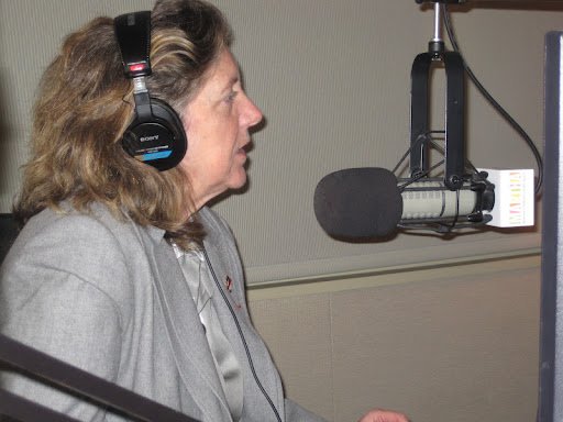 Ariane explains to a listener the difference in feed between North American and French raised ducks.