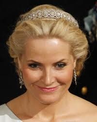http://lh3.ggpht.com/-Lqf79bBLQYY/TwSq0KpCJGI/AAAAAAAACCw/3PbWJQnld3c/Her%252520Tiara%25255B2%25255D.jpg
