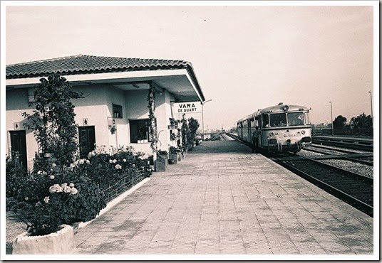 VARA DE QUART.- nov. 1981 jefe estación comunicándo la salida a un ferrobús. E.Gonzalo