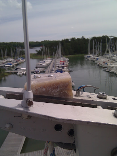 Plastblocket monterat på plats. Det behövdes några extra brickor för att få ett horisontellt plan.