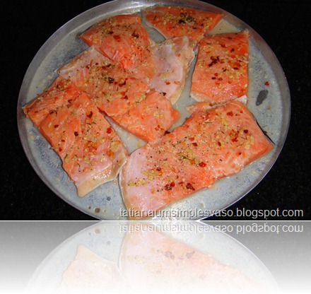 Salmão temperado com sal, limão, pimenta calabresa desidratada e uma mistura de alho, cebola e salsa desidratada Salmão temperado com sal, limão, pimenta calabresa desidratada e uma mistura de alho, cebola e salsa desidratada
