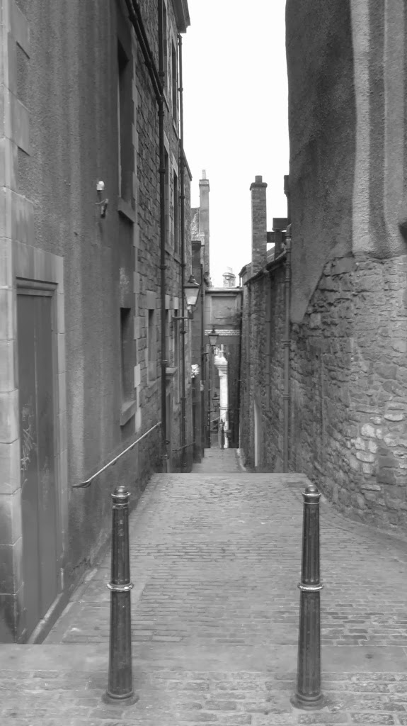 [IMG_0955%2520%2520Side%2520alley%2520of%2520the%2520Royal%2520Mile%2520in%2520monochrome%255B3%255D.jpg]