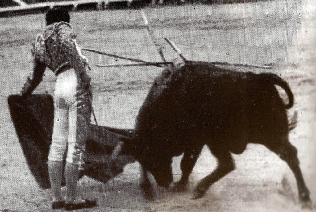 [1947-07-10%2520Pamplona%2520Manolete%2520al%2520natural%2520002%255B5%255D.jpg]