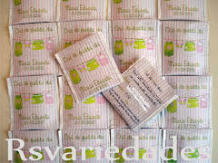 Sachê de chá
    : R$2,00 unid (min.30 unids).
    : Cento= R$180,00.
    : Sabores camomila, erva-cidreira ou chá preto.
    : Pode-se optar na escolha de mais de um sabor (min. 20 unids por sabor).
    : Personalização feita através de etiqueta personalizada e não por impressão na embalagem. O sachê já vem com o saquinho dentro.
    : Criamos uma etiqueta personalizada que colamos por cima de um sachê comum que encontramos no supermercado do tipo que já vem lacradinho na lateral. 
    : Assim o conteúdo fica preservado.