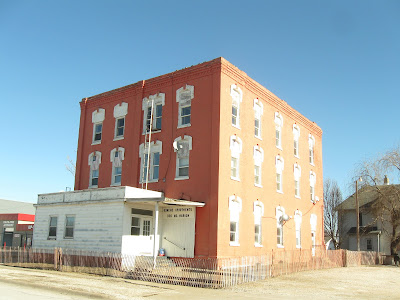 The building and its empty parking lot shortly after the apartment was evacuated (Ben Stanton/KCII)