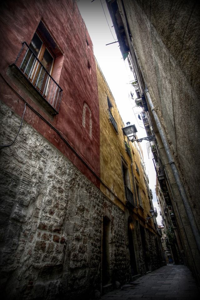 [Barcelona-gothic-quarter-street.png1%255B2%255D.jpg]