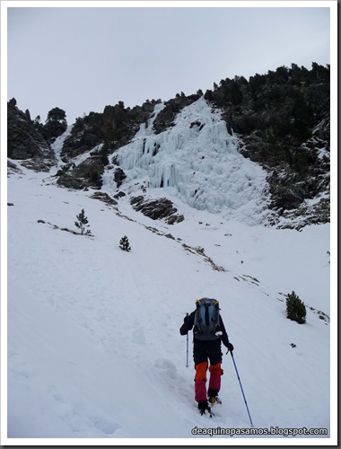 Cascada Mamporros para todos 100m WI4 ,III 90º (Aigualluts, Benasque, Pirineos) (Omar) 0424