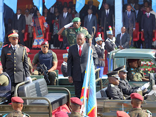 Au centre (cravate rouge), le Président Joseph Kabila saluant l'étendard ce 30/06/2011 à Lubumbashi, lors du défilé marquant le 51ème anniversaire de l'indépendance de la RDC. Radio Okapi/ Ph. Cathy Kongolo