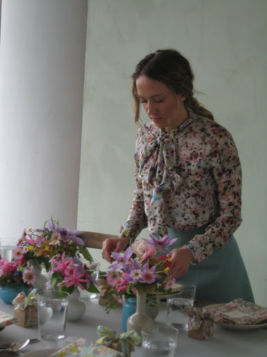 Doesn't Melissa look like she was meant to be in this setup?