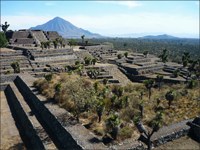 Ruins of the city of Cantona in the Mexican state of Puebla, with the mountain Cerro Pizarro in the background. The city was abandoned almost 1,000 years ago, probably as a result of a prolonged drought. Photo: Ines Urdaneta / Wikimedia Commons