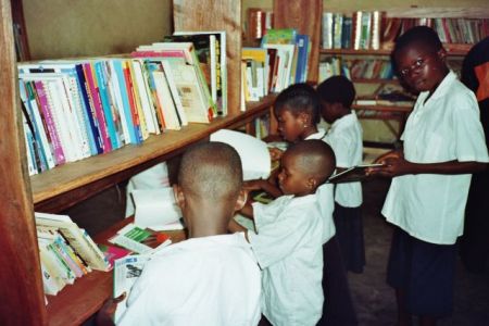 04.jpg - La bibliothèque scolaire Ernesto Ricou  a le plus grand nombre de livres au Congo Kinshasa.