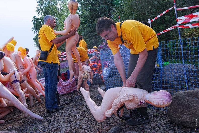 sex-doll-rafting3