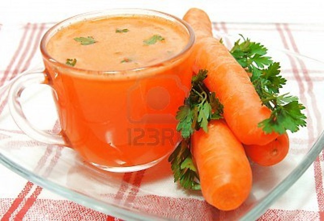 [10585085-jugo-de-zanahoria-perejil-y-zanahorias-frescas%255B5%255D.jpg]