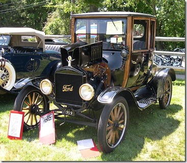 692px-1919_Ford_Model_T_Highboy_Coupe