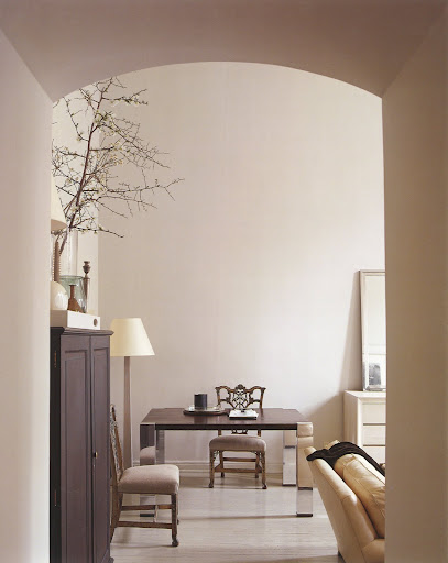 Modernism should not be too minimal, hence the two vintage chairs. Perfect accessories. Modernism should not be too minimal, hence the two vintage chairs. Perfect accessories.