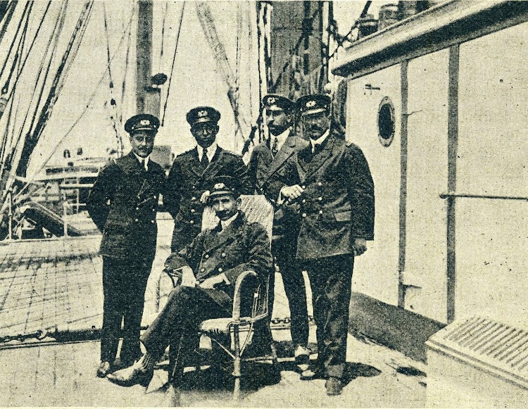 El Capitán D. Antonio Camins i Ros y su tripulación. Del Boletín Náutico. Septiembre de 1.916.jpg