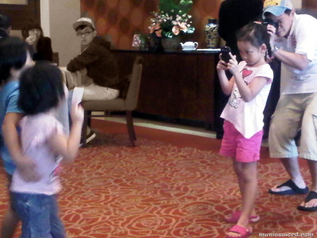 [Photographer%2520taking%2520kid%2520Photographer%255B3%255D.jpg]