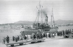 La motonave (antes vapor) J.J. SISTER en el puerto de Sant Feliu de Guixols.Viatges Blaus. Del Libro EL PORT DE SANT FELIU DE GUIXOLS. RECORREGUT HISTORIC AMB MOTIU DEL SEU CENTENARI