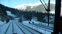 Zug und Autobahn kurz vor Airolo