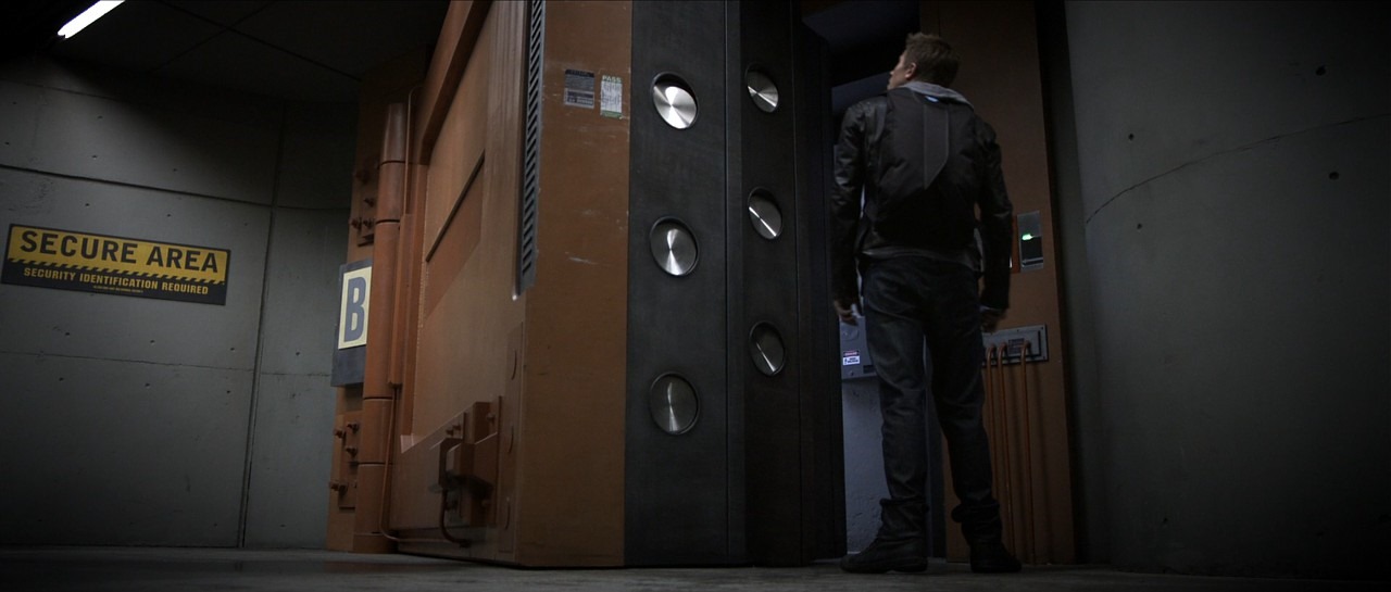 [Tron-Legacy-Sam-Breaks-In2.jpg]