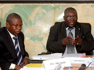 De gauche à droite, le vice président du Csac, Alain Nkoy et le président du Csac, Abbé Jean Bosco Bahala Okw' Ibale, lors d'une conférence de presse le 28/09/2011 à Kinshasa. Radio Okapi/ Ph. John Bompengo