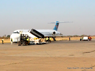Un avion de Hewa Bora, lors de l'embarquement à l'aéroport de Luano à Lubumbashi. Radio Okapi/ John Bompengo