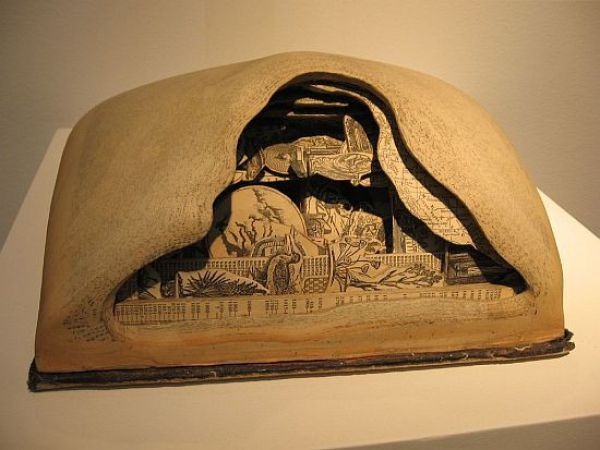 [astonishing_book_sculptures_640_103.jpg]